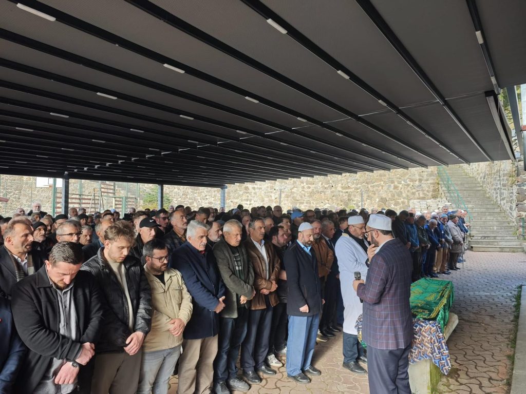 Yeşilalan Köy Camii’nde Bahçe Alanında Yağmurlu Havada Cenaze Namazları İçin Tenteler Yapıldı